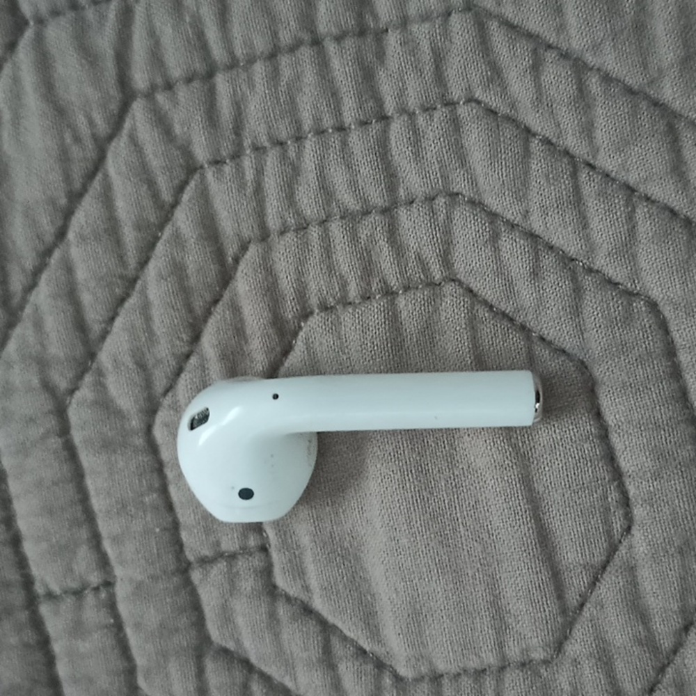 Single left Apple 2nd gen earbud, used,good working condition
